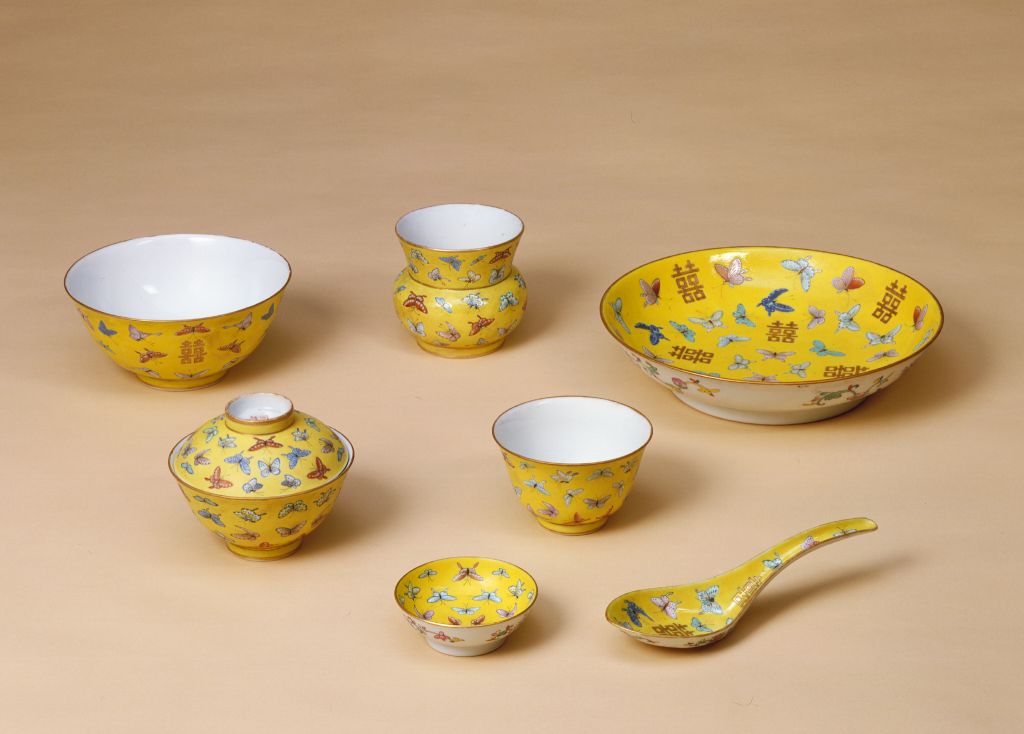 图片[1]-Yellow ground pastel butterfly pattern stiff bucket-China Archive